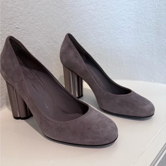 Ferragamo Grey suede leather “Lucca” pumps. Authentic. US Size 5.5 - Picture 11 of 16